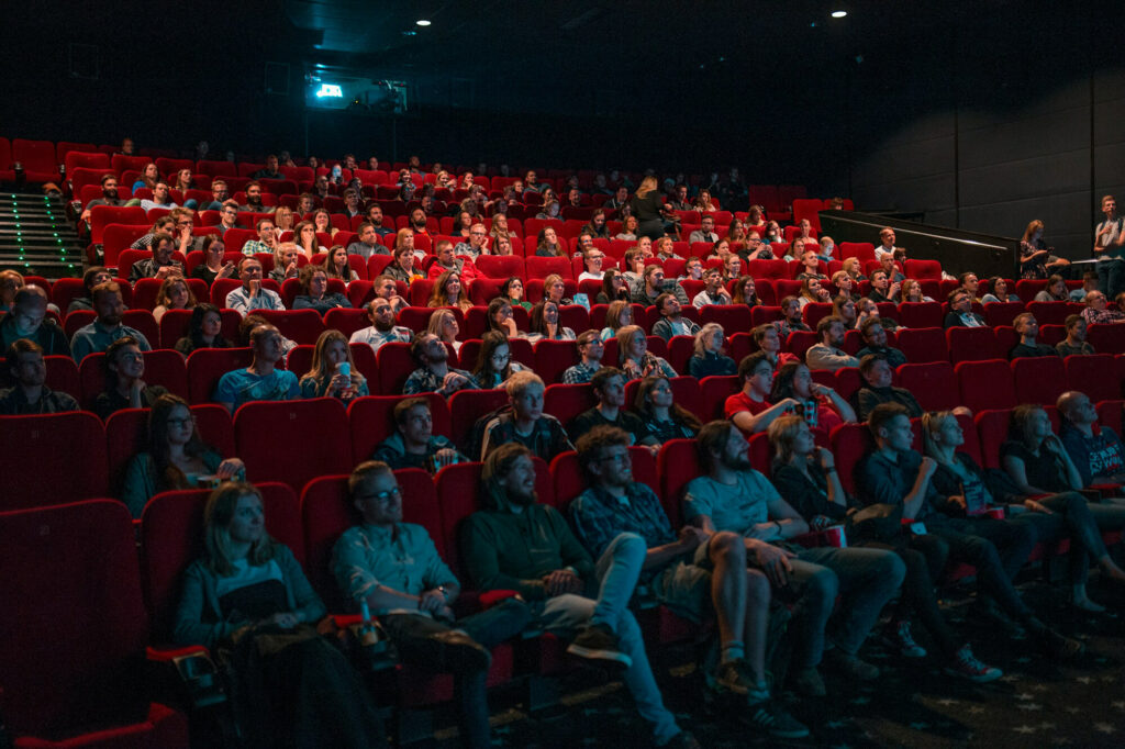 En biosalong med massor av människor